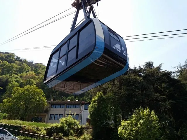 乘缆车飞上老城